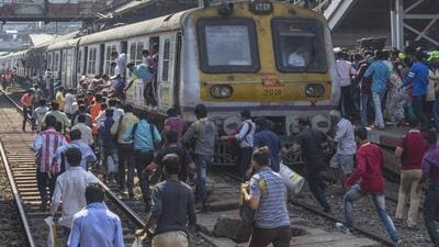 Statistics since 2016 showed that the number of persons, who lost their lives in 2022 is much higher than the previous years. In all 657 and 654 people lost their lives after falling from running trains in the years 2016 and 2017 respectively. (Samson Tupdal/HT Photo) Statistics since 2016 showed that the number of persons, who lost their lives in 2022 is much higher than the previous years. In all 657 and 654 people lost their lives after falling from running trains in the years 2016 and 2017 respectively. (Samson Tupdal/HT Photo)
