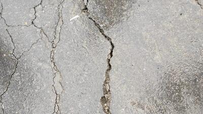 The cracks that have developed on the Badrinath national highway. (HT) The cracks that have developed on the Badrinath national highway. (HT)