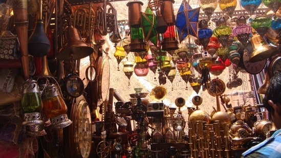 Colaba Causeway, Mumbai: This famous street is home to a wide variety of shops selling everything from traditional Indian clothing to trendy fashion. You can find a range of shops and street vendors selling clothing, jewellery, accessories, and other items. The market is also home to many famous eateries and cafes.(pinterest)