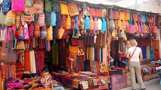 Janpath, Jaipur: This market is known for its traditional Rajasthani textiles and handicrafts, including intricate silver jewellery, and colourful tie-dye fabrics. You can find a wide variety of shops selling traditional Rajasthani textiles, handicrafts, jewellery, and other items.(pinterest)