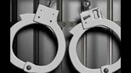 Arrest-handcuffs. (Re)
