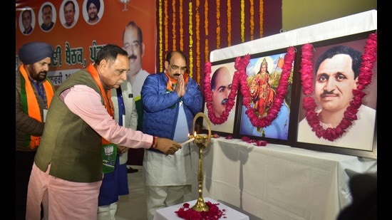 Punjab BJP affairs in-charge and former Gujarat chief minister Vijay Rupani lighting a lamp during a BJP State Executive meeting ,BJP State President Ashwani Sharma (also seen in picture) in Amritsar. (Photo by Sameer Sehgal /Hindustan Times)