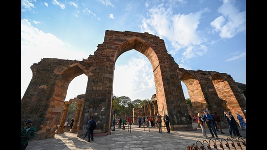 The archway at the Quwwat-ul-Islam mosque in the Qutub complex. (Sanchit Khanna/HT)