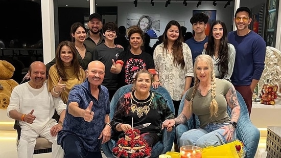 Saba Azad poses with Hrithik Roshan and family on his sister Sunaina Roshan's birthday.