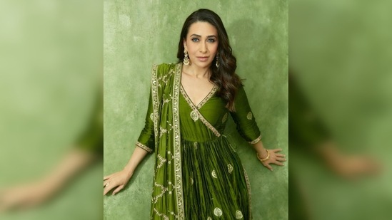 Karisma Kapoor paired her traditional attire with one-toe beige kolhapuri flats and dangler earrings.(Instagram/@therealkarismakapoor)