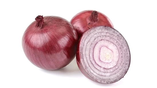 Onions: It has natural antibacterial properties that help in combating the bacteria that cause tonsillitis. It is also anti-inflammatory and help relieve swelling and inflammation of tonsils. Consume the blend of an onion with half a cup of water throughout the day.(Pixabay)