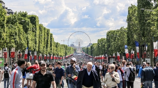 The official language of France is French, and as such, it is the language most commonly spoken in Paris. 