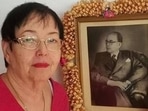 Netaji Subhash Chandra Bose's daughter Anita Bose Pfaff with a photo of her father in her residence in Augsburg, Germany.(HT Photo) Netaji Subhash Chandra Bose's daughter Anita Bose Pfaff with a photo of her father in her residence in Augsburg, Germany.(HT Photo)