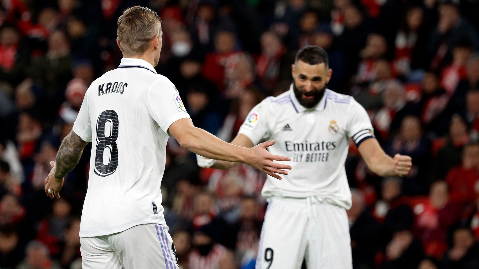 Benzema keeps on scoring, Madrid stays close to Barcelona