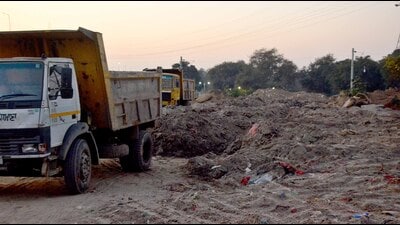 Acting strictly against violators for dumping waste in Sidhwan Canal, municipal corporation (MC) has recommended FIRs against 55 residents of Ludhiana, who have been caught polluting the water body in the last two weeks. (HT Photo)