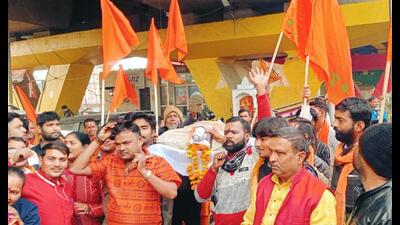 Angry ABHM activists carrying ‘effigy’ of SP leader Swami Prasad Maurya in Agra on Monday. (Sourced) Angry ABHM activists carrying ‘effigy’ of SP leader Swami Prasad Maurya in Agra on Monday. (Sourced)