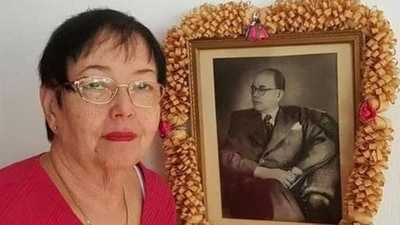Netaji Subhash Chandra Bose's daughter Anita Bose Pfaff with a photo of her father in her residence in Augsburg, Germany. (HT Photo)