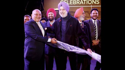 Chandigarh Golf Club captain Biru Sibia handing over the prize to Captain’s Day Tournament overall gross winner HS Kang. (HT Photo)