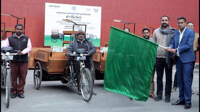 Chandigarh mayor Anup Gupta on Monday flagged off street vending e-carts to be used by mobile vendors selling vegetables and other beneficiaries under the PM SVANidhi scheme. (HT Photo)