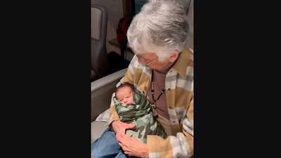 The image shows the great-grandma meeting her great-grandson and singing for him. (Instagram/@fsvivace)