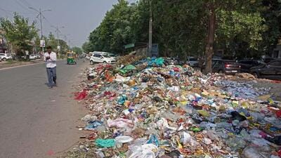 Gurugram, India - Oct. 26, 2022: Garbage being dumped in the open at Sector 14 road, in Gurugram, India, on Wednesday, October 26, 2022. (Photo by Vipin Kumar/ Hindustan Times) (Hindustan Times) Gurugram, India - Oct. 26, 2022: Garbage being dumped in the open at Sector 14 road, in Gurugram, India, on Wednesday, October 26, 2022. (Photo by Vipin Kumar/ Hindustan Times) (Hindustan Times)