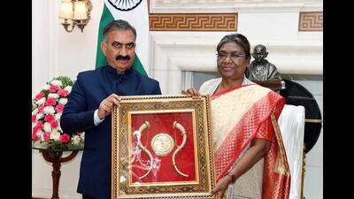 HP chief minister Sukhvinder Singh Sukhu presenting a souvenir to President Droupadi Murmu at the Rashtrapati Bhavan in New Delhi on Monday (ANI Photo)