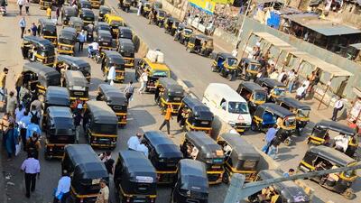 Mumbai, India - January 23, 2023: Autorickshaw stand outside railway station, at Bandra (East), in Mumbai, India, on Monday, January 23, 2023. (Photo by Vijay Bate/HT Photo) (HT PHOTO) Mumbai, India - January 23, 2023: Autorickshaw stand outside railway station, at Bandra (East), in Mumbai, India, on Monday, January 23, 2023. (Photo by Vijay Bate/HT Photo) (HT PHOTO)