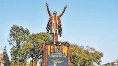 Mumbai: Shivsena (Uddhav Balasaheb Thackeray) chief Uddhav Thackeray with family members and Party leaders after paying tribute to Bal Tahckeray statue on his birth anniversary, at Regal Cinema, in Mumbai, Monday, Jan. 23, 2023. (PTI Photo)(PTI01_23_2023_000380B) (PTI) Mumbai: Shivsena (Uddhav Balasaheb Thackeray) chief Uddhav Thackeray with family members and Party leaders after paying tribute to Bal Tahckeray statue on his birth anniversary, at Regal Cinema, in Mumbai, Monday, Jan. 23, 2023. (PTI Photo)(PTI01_23_2023_000380B) (PTI)