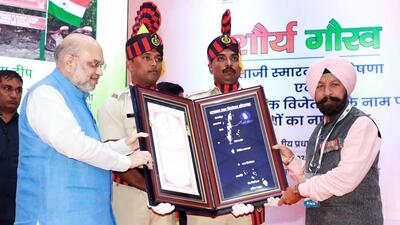 Union home minister Amit Shah felicitates Param Vir Chakra awardee Naib Subedar Bana Singh during a special function of the naming ceremony of 21 islands of Andaman and Nicobar after 21 PVC recipients, in Port Blair on Monday. (Amit Shah/Twitter)