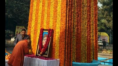 Uttar Pradesh chief minister Yogi Adityanath offers floral tribute to Netaji Subhas Chandra Bose’s portrait and statue in Lucknow. (SOURCED IMAGE) Uttar Pradesh chief minister Yogi Adityanath offers floral tribute to Netaji Subhas Chandra Bose’s portrait and statue in Lucknow. (SOURCED IMAGE)