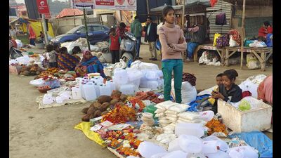 Vendors selling puja items near Sangam during the Magh mela-2023. (HT Photo) Vendors selling puja items near Sangam during the Magh mela-2023. (HT Photo)