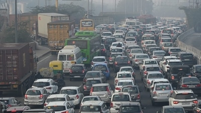 Delhi commuters on Monday found themselves stuck in long jams owing to restrictions made ahead of Republic Day Parade rehearsal. (HT Photo/Sanchit Khanna) Delhi commuters on Monday found themselves stuck in long jams owing to restrictions made ahead of Republic Day Parade rehearsal. (HT Photo/Sanchit Khanna)