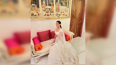 Khushi Kapoor took a matching pearl purse that blended perfectly with her royal outfit. (Instagram/@manishmalhotra05) Khushi Kapoor took a matching pearl purse that blended perfectly with her royal outfit. (Instagram/@manishmalhotra05)
