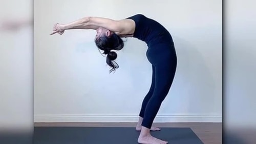 Hasta Uttanasana ((Instagram/@nikkiwellsyoga)) Hasta Uttanasana ((Instagram/@nikkiwellsyoga))
