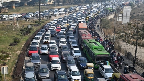 Republic Day 2023: Delhi traffic crawls due to restrictions for Republic Day Parade rehearsal. (Sanchit Khanna/HT)