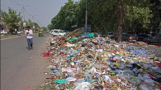 Gurugram, India - Oct. 26, 2022: Garbage being dumped in the open at Sector 14 road, in Gurugram, India, on Wednesday, October 26, 2022. (Photo by Vipin Kumar/ Hindustan Times) (Hindustan Times) Gurugram, India - Oct. 26, 2022: Garbage being dumped in the open at Sector 14 road, in Gurugram, India, on Wednesday, October 26, 2022. (Photo by Vipin Kumar/ Hindustan Times) (Hindustan Times)