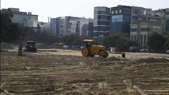 Gurugram, India-January 20, 2023: Workers leveling the land by tractor and JCB machine at sector-44, the Huda department will auction the commercial plot at sector-44 near apparel house, in Gurugram, India, on Friday, 20 January 2023. (Photo by Parveen Kumar/Hindustan Times)(Pic to go with Abhishek's story)