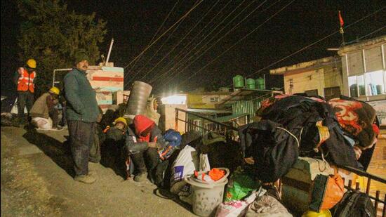 Joshimath: Residents shift their belongings from an 'unsafe' building, at the land subsidence affected area in Joshimath, Sunday evening, Jan. 22, 2023. (PTI Photo)(PTI01_23_2023_000031B) (PTI)
