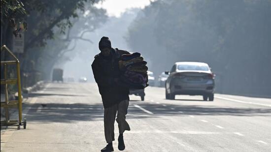 Met officials say cold wave conditions are unlikely over Delhi till at least January 29 now, with easterly winds to be predominant during the next six days. (Raj K Raj/HT Photo) Met officials say cold wave conditions are unlikely over Delhi till at least January 29 now, with easterly winds to be predominant during the next six days. (Raj K Raj/HT Photo)