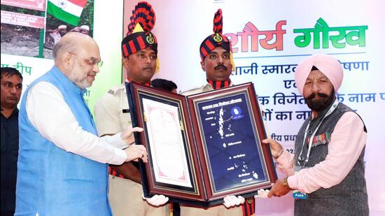 Union home minister Amit Shah felicitates Param Vir Chakra awardee Naib Subedar Bana Singh during a special function of the naming ceremony of 21 islands of Andaman and Nicobar after 21 PVC recipients, in Port Blair on Monday. (Amit Shah/Twitter)