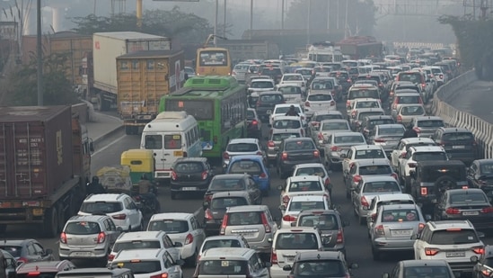 Delhi commuters on Monday found themselves stuck in long jams owing to restrictions made ahead of Republic Day Parade rehearsal. (HT Photo/Sanchit Khanna)