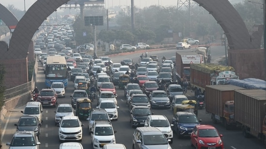 "Traffic from Noida till Akshardham was heavy. The route leading towards ITO also had jam and the GPS showed 40 minutes to cover a distance of around 6 kilometres," said a commuter to news agency ANI. (HT Photo/Sanchit Khanna)