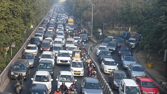 Several commuters took to Twitter to inform others about the traffic situation in the city, with one of them reporting heavy jams on ITO, Pragati Maidan, and Geeta Colony flyover. (HT Photo/Sanchit Khanna)