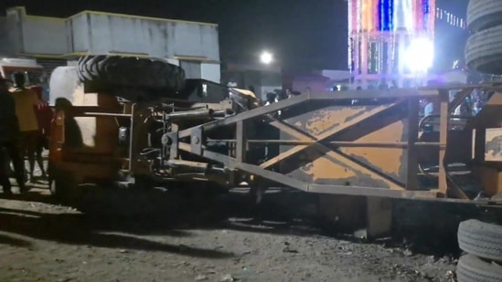  The crane was used by the devotees to perambulate around the temple and a few devotees were accepting flower garlands from those who had gathered to fulfill a vow when the incident occurred. (ANI)