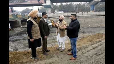 Atam Nagar MLA Kulwant Singh Sidhu along with municipal corporation (MC) zonal commissioners Kulpreet Singh and Jasdev Singh Sekhon inspected the ongoing works to clean Sidhwan Canal at Dugri canal bridge in Ludhiana on Tuesday. (HT Photo)
