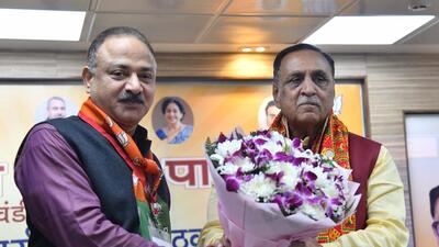 BJP state president Arun Sood welcoming former Gujrat Vijay Rupani at the party office inSector 33, Chandigarh. (Keshav Singh/HT)
