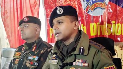 Baramulla senior superintendent of police Amod Ashok Nagpuri with a senior army officer addresses a joint press conference regarding the rescue of five youths on Tuesday. (ANI)