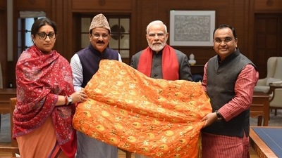PM Modi hands over ‘chadar’ to be offered on 811th Urs of Khwaja Moinuddin Chishti. (Twitter) PM Modi hands over ‘chadar’ to be offered on 811th Urs of Khwaja Moinuddin Chishti. (Twitter)