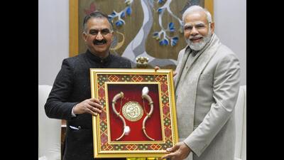 Himachal Pradesh chief minister Sukhvinder Singh Sukhu presents a memento to Prime Minister Narendra Modi in New Delhi on Tuesday. (HT Photo) Himachal Pradesh chief minister Sukhvinder Singh Sukhu presents a memento to Prime Minister Narendra Modi in New Delhi on Tuesday. (HT Photo)