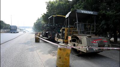 Since the resurfacing work is not finished, lane markings are also missing on the expressway. According to traffic police, more than 150,000 motorists use the expressway daily. (Sunil Ghosh/HT Photo) Since the resurfacing work is not finished, lane markings are also missing on the expressway. According to traffic police, more than 150,000 motorists use the expressway daily. (Sunil Ghosh/HT Photo)