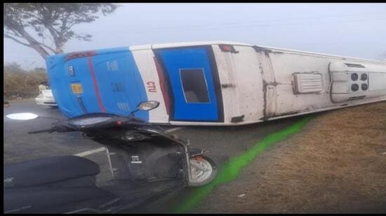 A Chandigarh Transport Undertaking (CTU) bus skidded near Una town of Himachal Pradesh on Tuesday, injuring four people. (HT Photo)