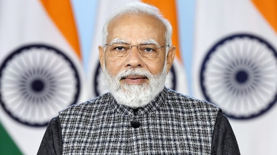 PM Modi tweeted photo showing a tailor using Paytm payments.(ANI/PIB) PM Modi tweeted photo showing a tailor using Paytm payments.(ANI/PIB)
