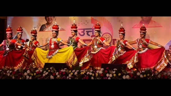 Artistes perform cultural programme on the inauguration of U.P. Diwas in Lucknow. (Deepak Hupta/ht photo) Artistes perform cultural programme on the inauguration of U.P. Diwas in Lucknow. (Deepak Hupta/ht photo)