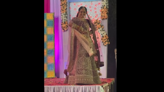 Bride dances to Patli Kamariya Mori during her wedding. (Instagram/@meerakumawat2)