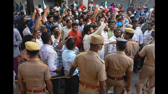 Chennai: Popular Front of India (PFI) workers protest against the raid of National Investigation Agency (NIA) at the PFI office, in Chennai, Thursday, Sept. 22, 2022. NIA along with other agencies conducted raids at the offices of Popular Front of India (PFI) and Social Democratic Party of India (SDPI) across the country as part of its search against people supporting terror groups, on Thursday. (PTI Photo)(PTI09_22_2022_000152A) (PTI)